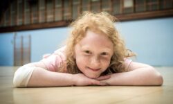 bimba sul linoleum