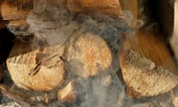 fumo dal camino a legna