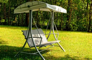 altalena dondolo in un prato