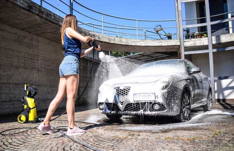 lavare l'auto con l'idropulitrice