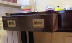 cassetto di una scrivania marina