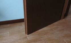 porta di legno e pavimento in gres