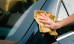 asciugare l'auto con la pelle di daino