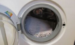oblò aperto della lavatrice