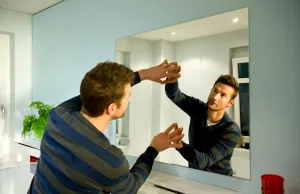 applicare uno specchio alla parete con tesa-Powerbond