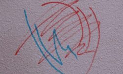 scarabocchi di pennarello sul muro