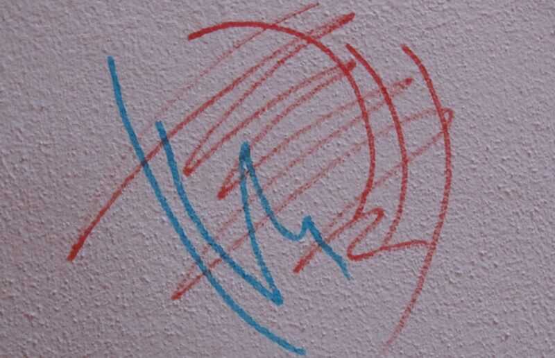 scarabocchi di pennarello sul muro