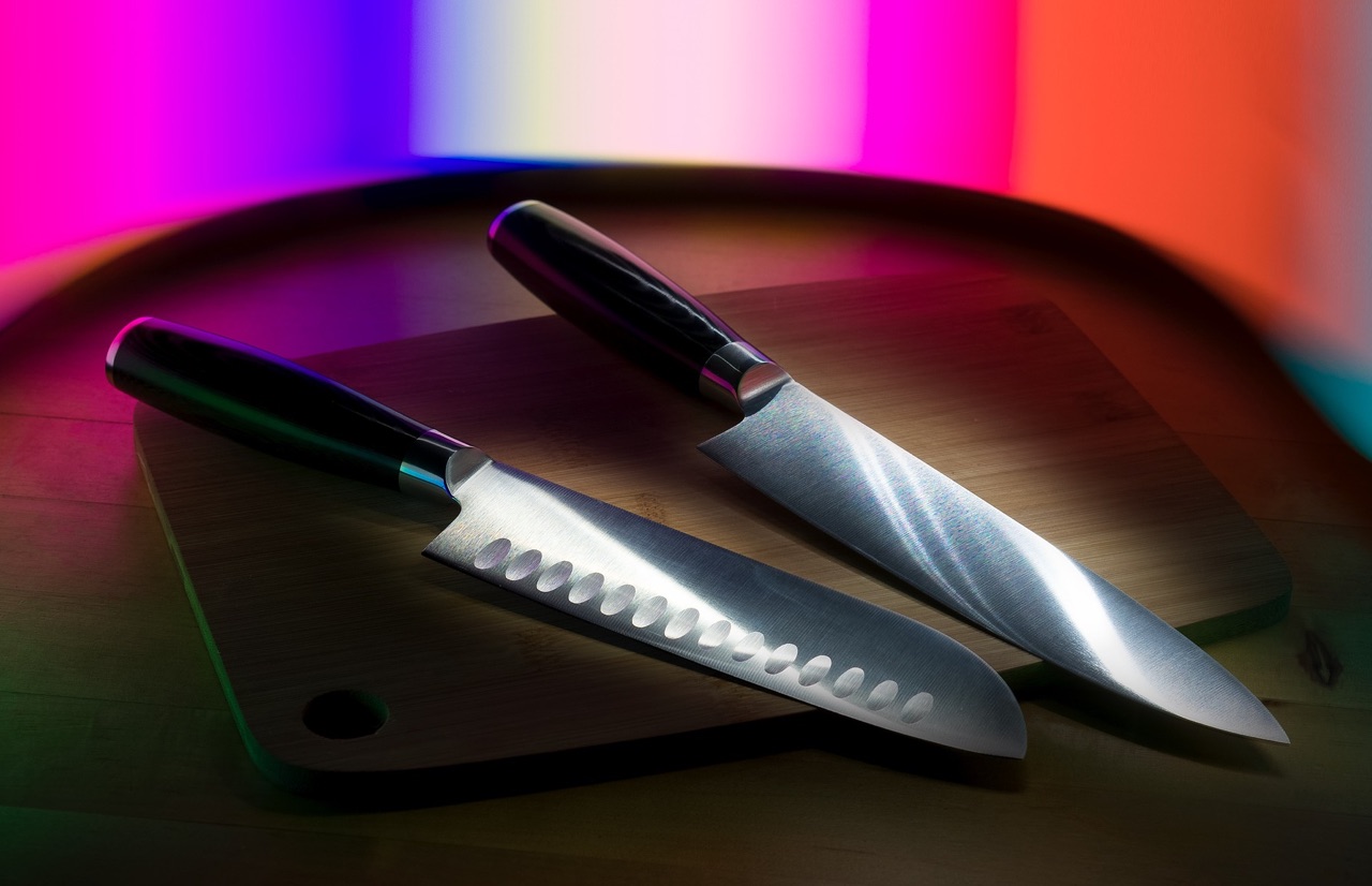 1400 нож. Нож для обоев. Кухонный нож с изогнутым лезвием. Кухонный нож на столе. Ножи двоих в магазине.