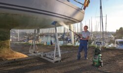 lavare la barca con l'idropulitrice