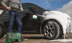 lavare l'auto con l'idropulitrice