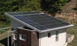 casa ecologica con pannelli solari