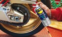 lubrificare la catena della moto