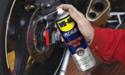 spray per pulire i freni della moto