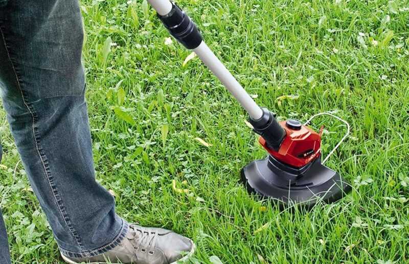 tagliare l'erba con il decespugliatore