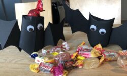 pipistrelli in cartoncino per Halloween