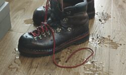 scarpe sporche su pavimento in legno