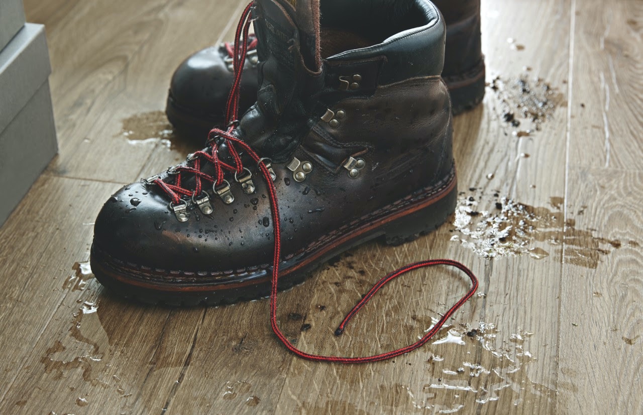 scarpe sporche su pavimento in legno