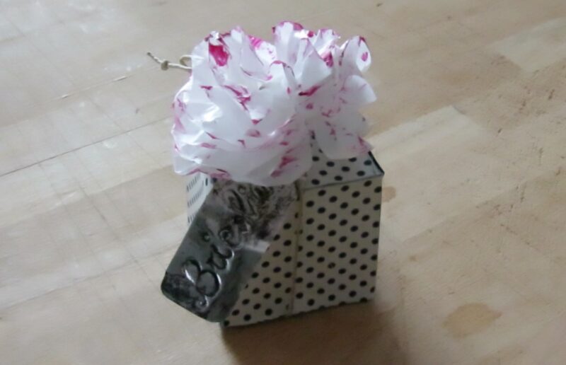 scatolina di cartone e fiore in carta velina