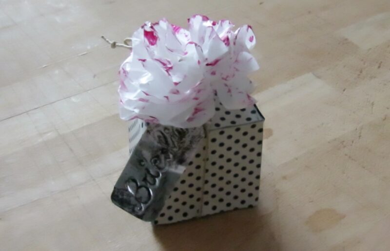 scatolina di cartone e fiore in carta velina