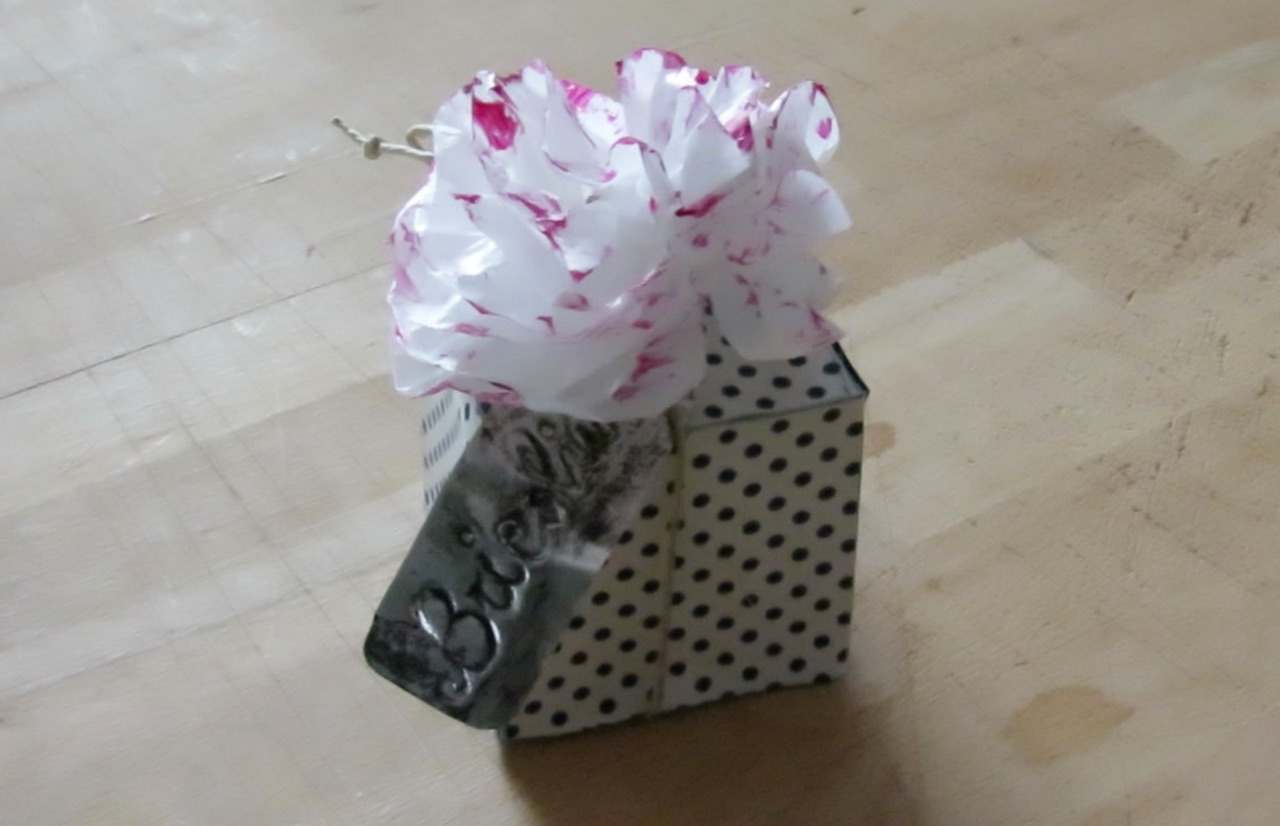 scatolina di cartone e fiore in carta velina