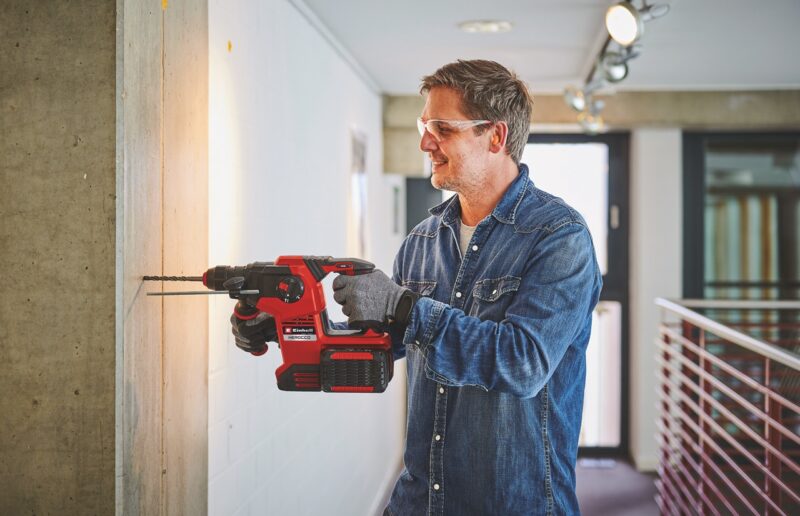 martello tassellatore in funzione