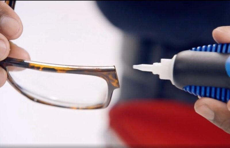 riparare e incollare gli occhiali