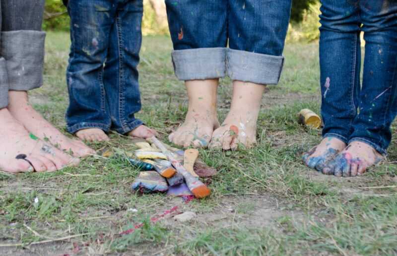 bambini, colori e pennelli