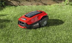 robot rasaerba sul prato