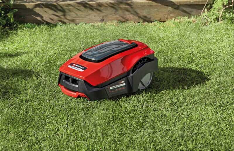robot rasaerba sul prato