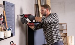 forare il muro con un trapano a percussione