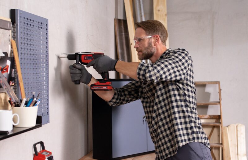 forare il muro con un trapano a percussione