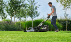 tagliare erba nel prato con Ego