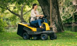 trattorino Stiga per tagliare l'erba del prato