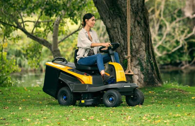 trattorino Stiga per tagliare l'erba del prato