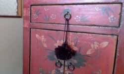 Pon Pon sulla maniglia di un mobile