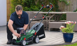 Raaerba a batteria UniversalRotak di Bosch