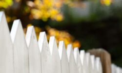Staccionata in legno dipinta di bianco