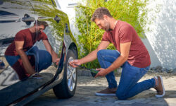 gonfiare i pneumatici dell'auto con EasyPump di Bosch