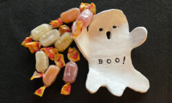 fantasma in argilla e caramelle per halloween