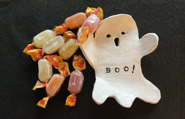 fantasma in argilla e caramelle per halloween