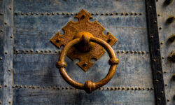 batacchio arrugginito di un portone