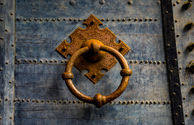 batacchio arrugginito di un portone