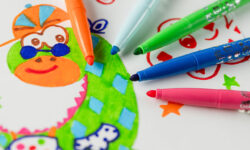 disegno di un bambino fatto con i pennarelli BIC