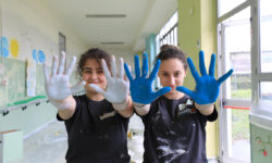 ragazze con le mani colorate