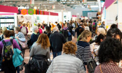 folla nei padiglioni di Creattiva alla Fiera di Bergamo