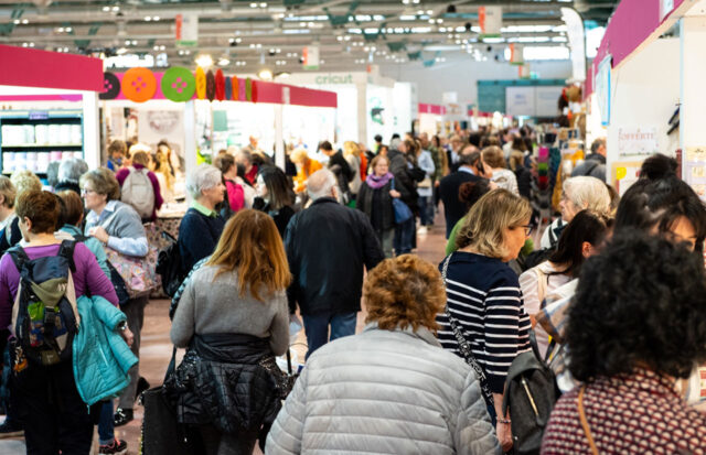 folla nei padiglioni di Creattiva alla Fiera di Bergamo