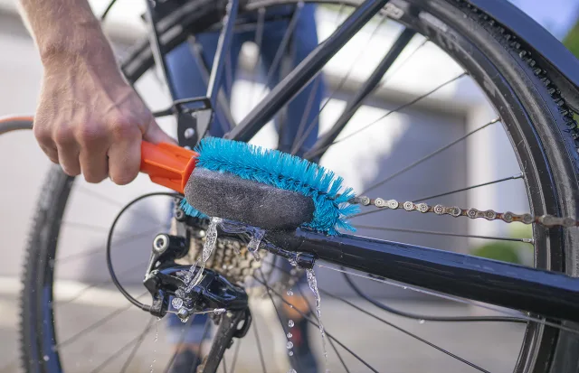 pulizia della bicicletta con la spazzola Bike di Gardena