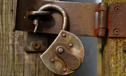 lucchetto e viti con ruggine