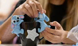 Decorare una tazza con due pupazzetti