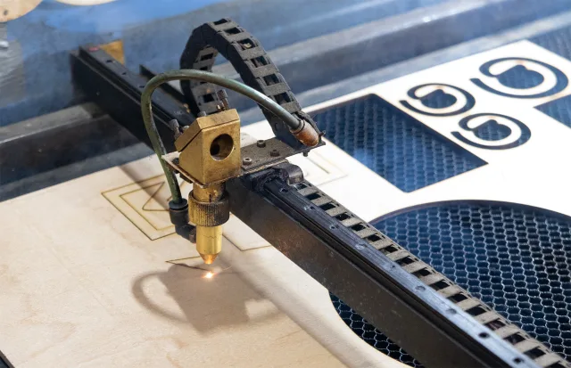 taglio-laser-compensato